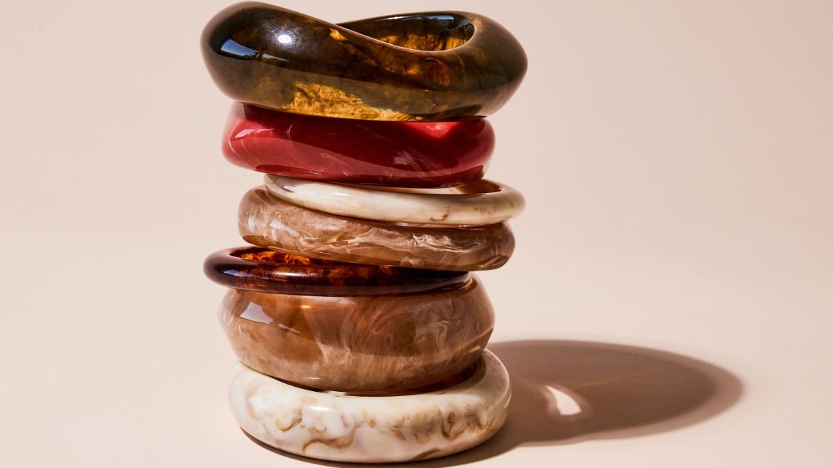 Stapel von 6 Harz-Armreifen in erdigen Tönen (braun, rot, creme) – B2B Großhandelslieferant für Schmuck für Einzelhändler